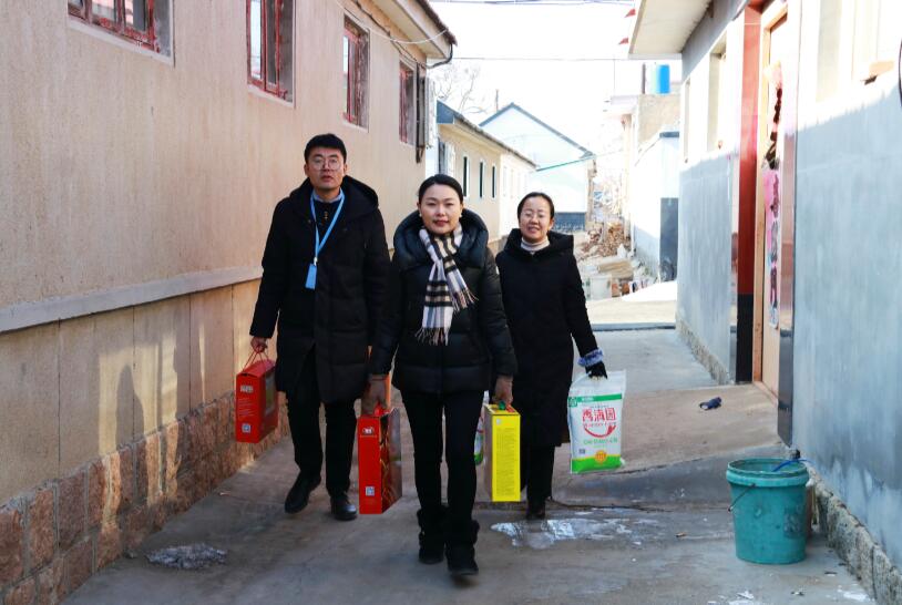寒冬臘月送溫暖，真情幫扶暖人心 ——德才裝飾走訪慰問膠州市困難群眾(圖3)