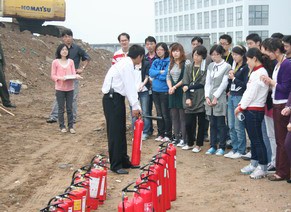 組織公司員工及項目部進行消防演練（圖）(圖1)