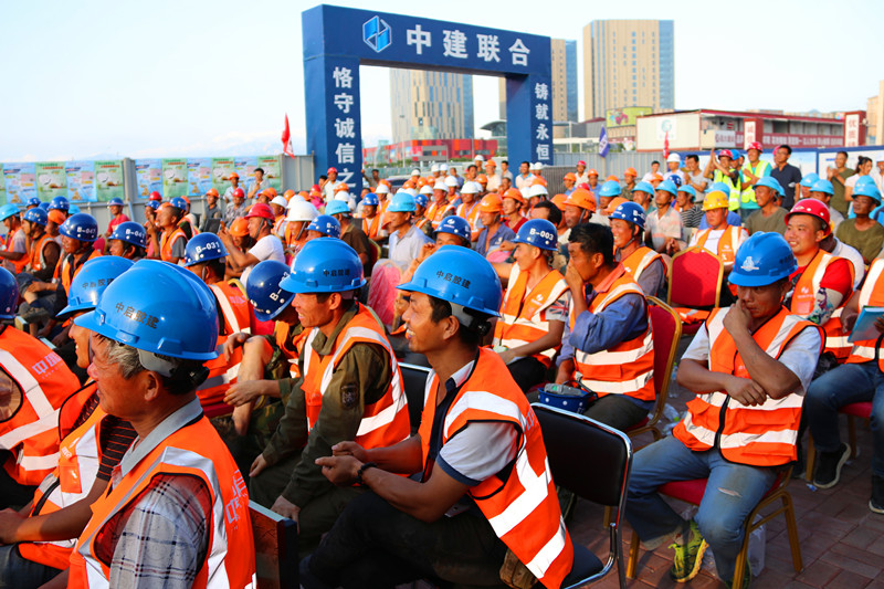 市總工會(huì)“勞動(dòng)者之歌·共同的家園” 慰問(wèn)演出走進(jìn)中建聯(lián)合(圖7)