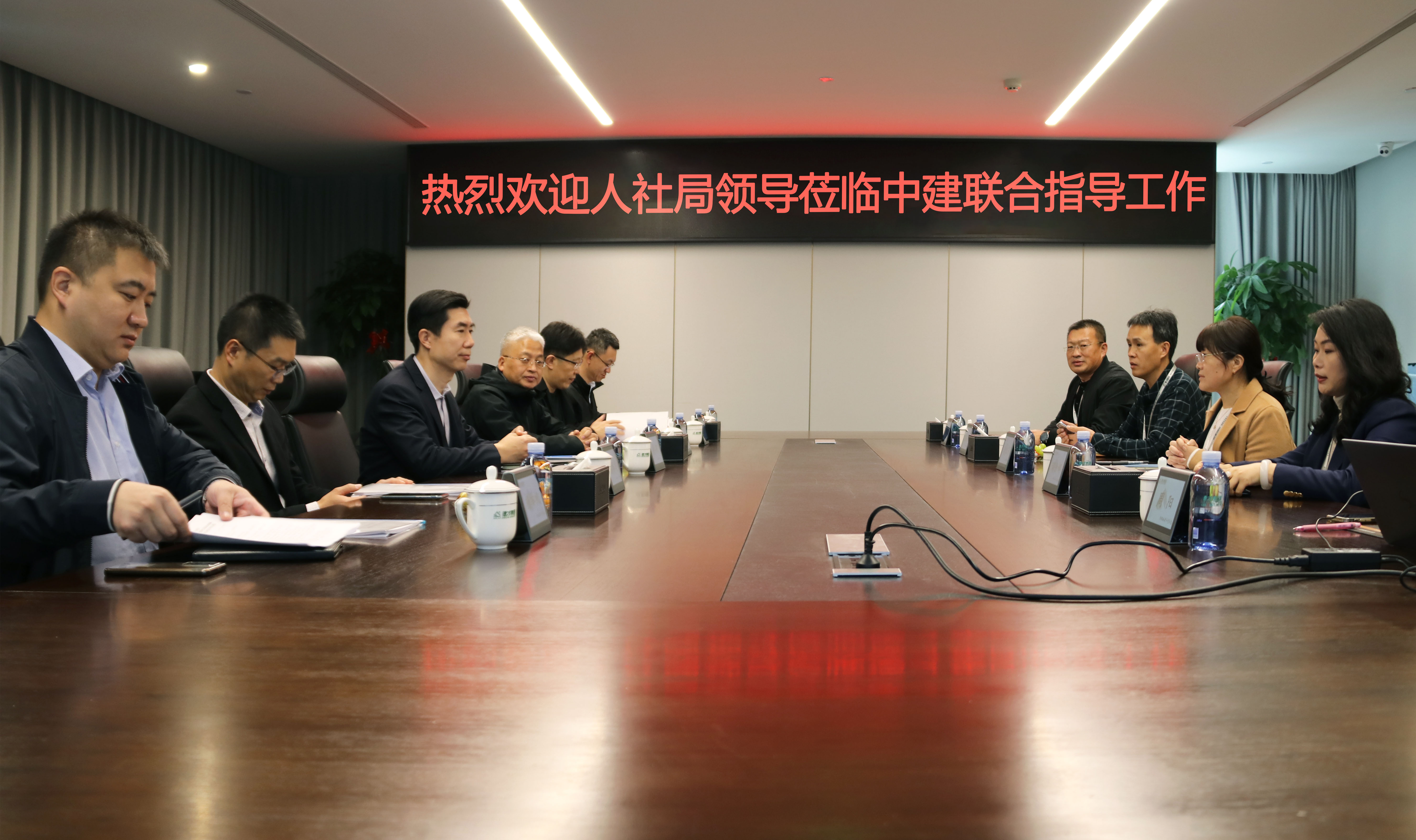人社部領(lǐng)導蒞臨中建聯(lián)合調(diào)研指導人才隊伍建設(shè)工作(圖1)