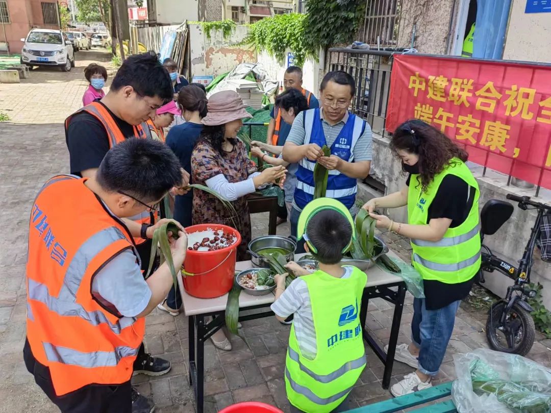心系基層,情暖端午|中建聯(lián)合組織市南區(qū)金湖路街道項目人員在工地現(xiàn)場包粽子、慶端午(圖1) 心系基層,情暖端午|中建聯(lián)合組織市南區(qū)金湖路街道項目人員在工地現(xiàn)場包粽子、慶端午(圖1)