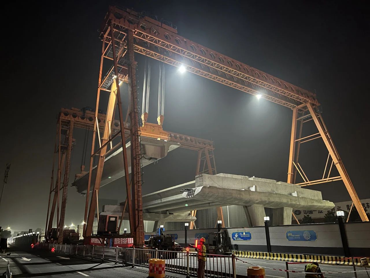重慶路快速路項目7標(biāo)段“同標(biāo)雙跨”預(yù)制箱梁完成精準(zhǔn)落位(圖2) 重慶路快速路項目7標(biāo)段“同標(biāo)雙跨”預(yù)制箱梁完成精準(zhǔn)落位(圖2)